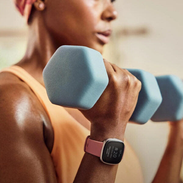 FITBIT Versa 4 Smartwatch Aluminium Elastomer, S/L, Pink Sand/Copper Rose – Bild 4